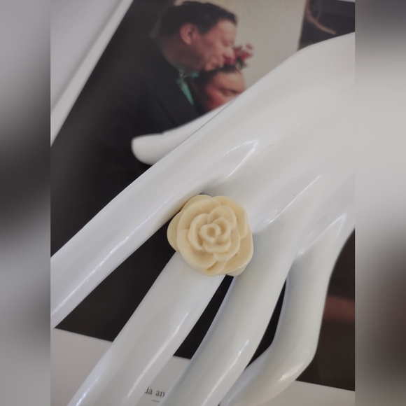 Celluloid Lucite Camilla Flower Ring - Picture 2 of 4